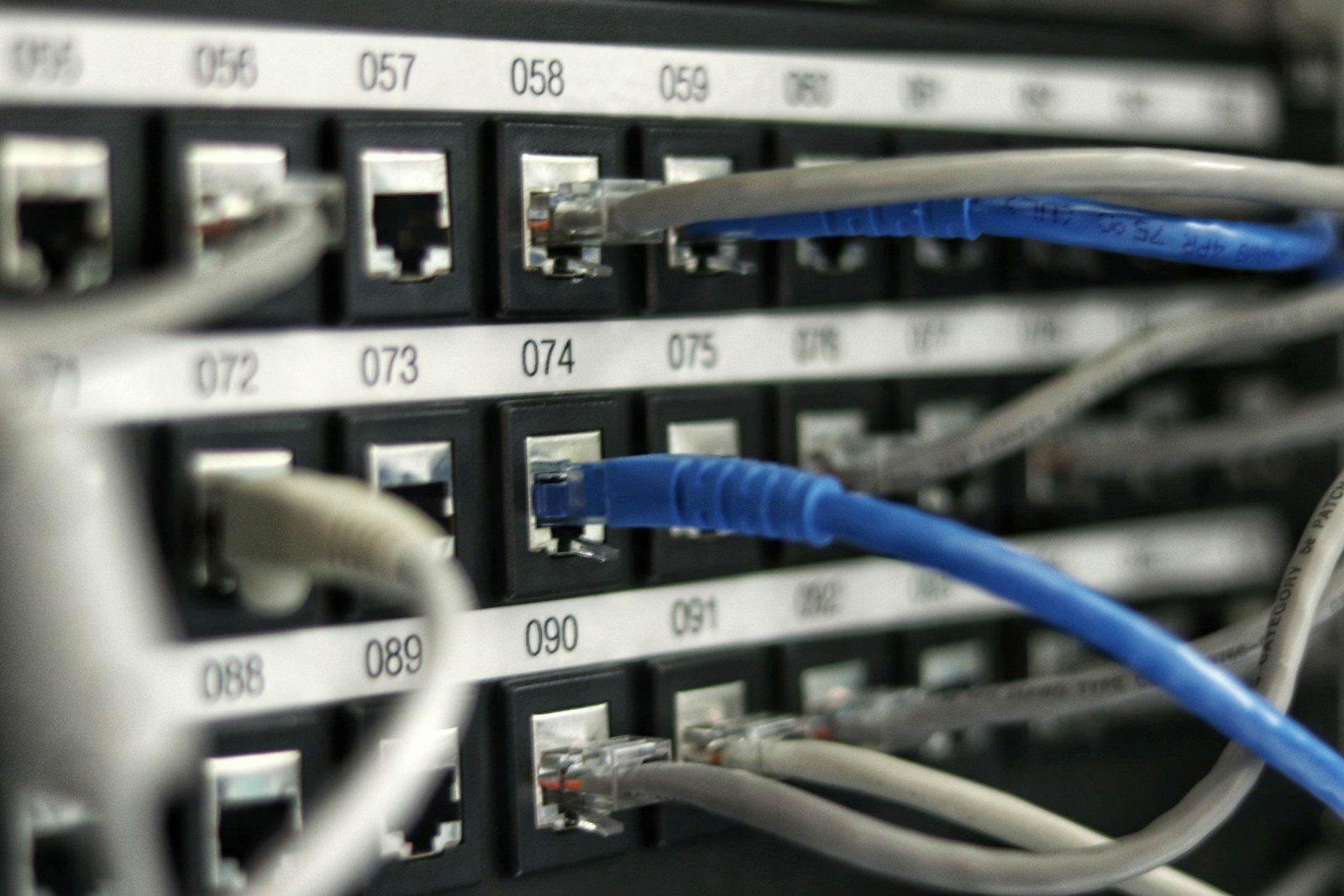 Structured network cabling in a telecommunications rack